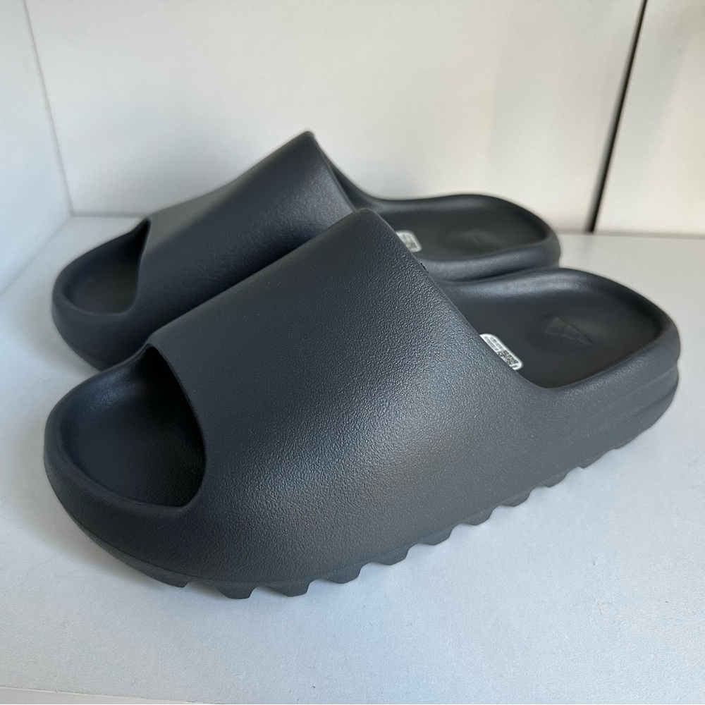 NEW Yeezy Slides Granite Gray Size 8 (US W)/ 7 (US M)